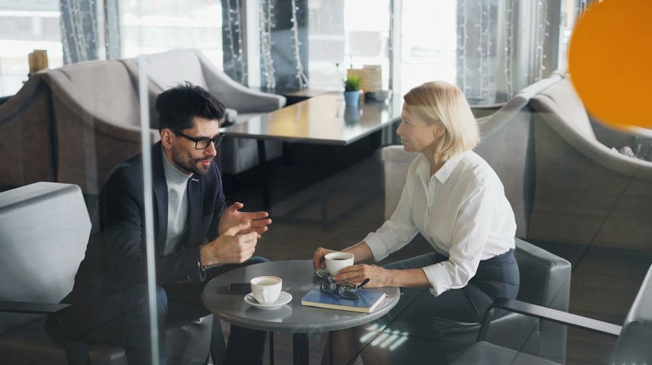 Coach professionista che discute con un cliente in un ufficio moderno